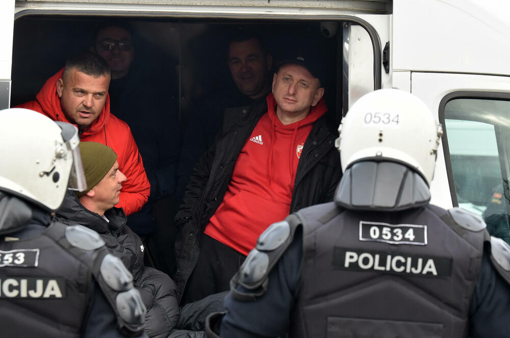 <p>Epilog dvomjesečnog protesta: policija u zoru &ldquo;očistila&rdquo; Botun, mašine krenule nakon privođenja 54 osobe, prepucavanja u vladajućoj većini</p>  <p>Knežević najavio izlazak iz &ldquo;krvave Vlade&rdquo;, Mandić kaže da je ugrožen mir, a Spajić tvrdi da je sve bilo civilizovano</p>  <p>Svi privedeni pušteni nakon izjava u policiji, ministarka saobraćaja iz DNP-a &ldquo;obišla&rdquo; mještane, ali bez komentara o blokiranim putevima i pruzi</p>