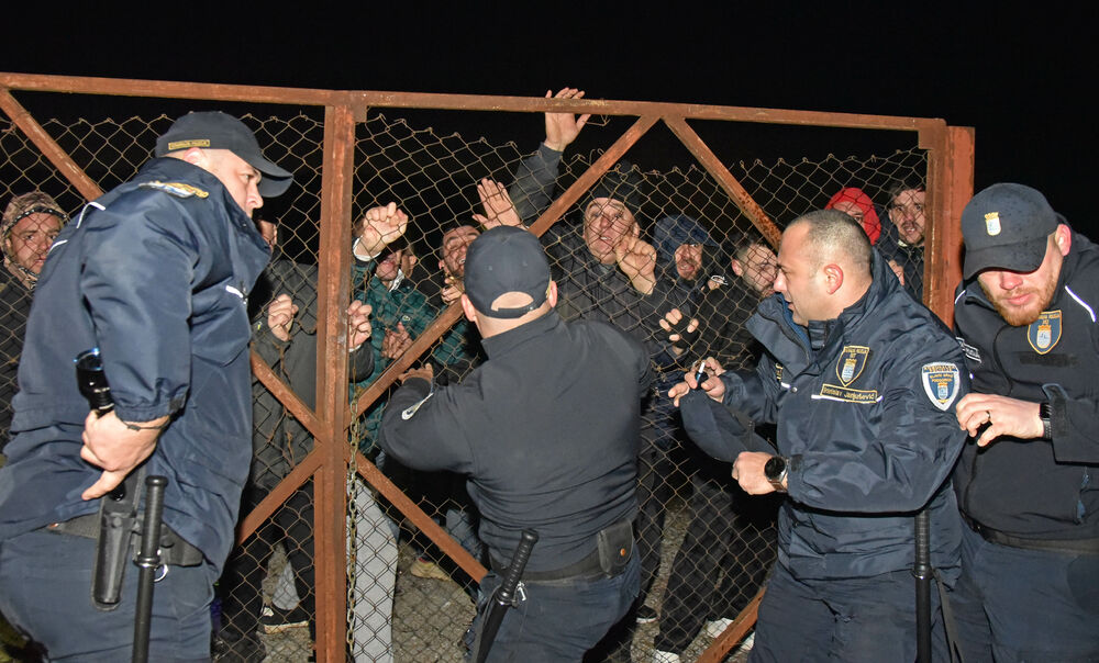 <p>Epilog dvomjesečnog protesta: policija u zoru &ldquo;očistila&rdquo; Botun, mašine krenule nakon privođenja 54 osobe, prepucavanja u vladajućoj većini</p>  <p>Knežević najavio izlazak iz &ldquo;krvave Vlade&rdquo;, Mandić kaže da je ugrožen mir, a Spajić tvrdi da je sve bilo civilizovano</p>  <p>Svi privedeni pušteni nakon izjava u policiji, ministarka saobraćaja iz DNP-a &ldquo;obišla&rdquo; mještane, ali bez komentara o blokiranim putevima i pruzi</p>