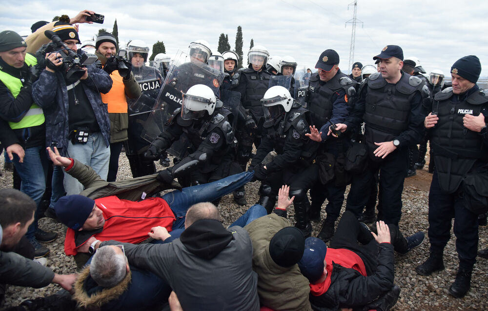 <p>Epilog dvomjesečnog protesta: policija u zoru &ldquo;očistila&rdquo; Botun, mašine krenule nakon privođenja 54 osobe, prepucavanja u vladajućoj većini</p>  <p>Knežević najavio izlazak iz &ldquo;krvave Vlade&rdquo;, Mandić kaže da je ugrožen mir, a Spajić tvrdi da je sve bilo civilizovano</p>  <p>Svi privedeni pušteni nakon izjava u policiji, ministarka saobraćaja iz DNP-a &ldquo;obišla&rdquo; mještane, ali bez komentara o blokiranim putevima i pruzi</p>