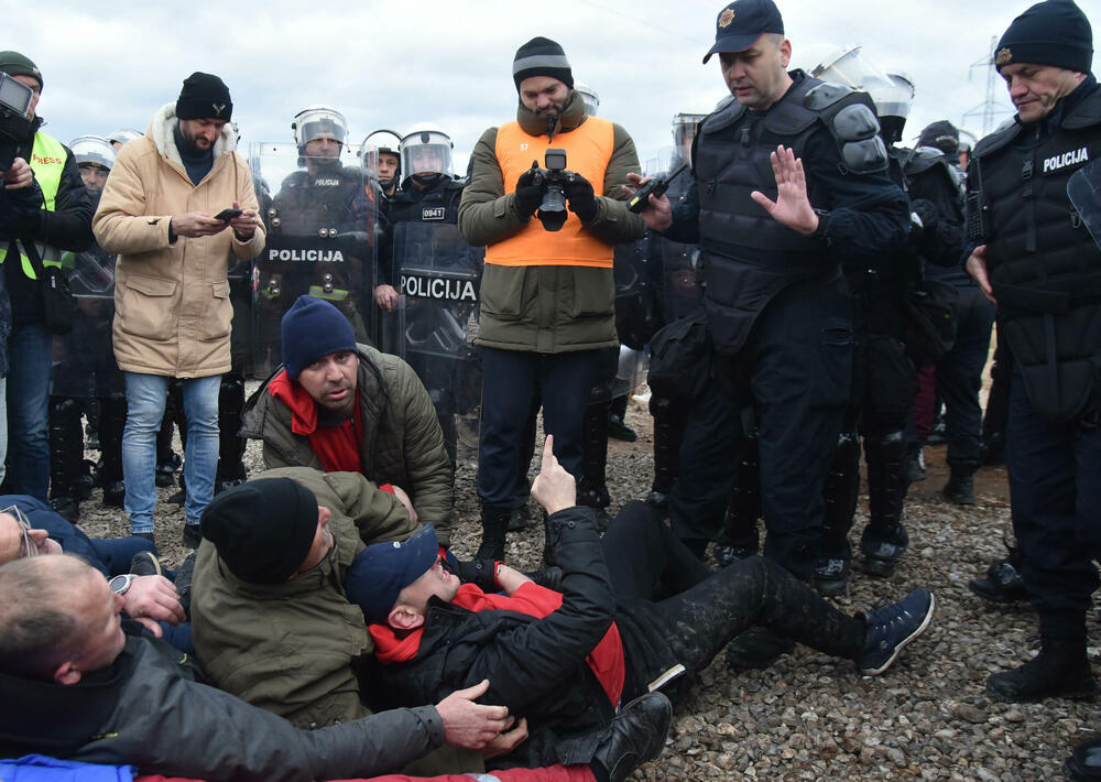 <p>Epilog dvomjesečnog protesta: policija u zoru &ldquo;očistila&rdquo; Botun, mašine krenule nakon privođenja 54 osobe, prepucavanja u vladajućoj većini</p>  <p>Knežević najavio izlazak iz &ldquo;krvave Vlade&rdquo;, Mandić kaže da je ugrožen mir, a Spajić tvrdi da je sve bilo civilizovano</p>  <p>Svi privedeni pušteni nakon izjava u policiji, ministarka saobraćaja iz DNP-a &ldquo;obišla&rdquo; mještane, ali bez komentara o blokiranim putevima i pruzi</p>