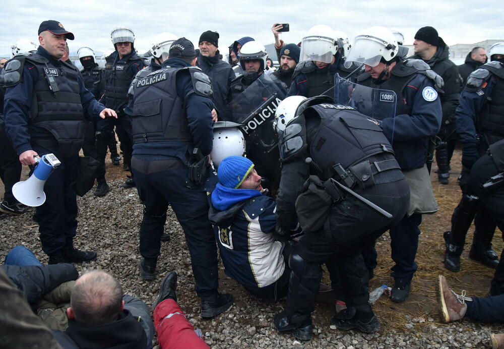 <p>Epilog dvomjesečnog protesta: policija u zoru &ldquo;očistila&rdquo; Botun, mašine krenule nakon privođenja 54 osobe, prepucavanja u vladajućoj većini</p>  <p>Knežević najavio izlazak iz &ldquo;krvave Vlade&rdquo;, Mandić kaže da je ugrožen mir, a Spajić tvrdi da je sve bilo civilizovano</p>  <p>Svi privedeni pušteni nakon izjava u policiji, ministarka saobraćaja iz DNP-a &ldquo;obišla&rdquo; mještane, ali bez komentara o blokiranim putevima i pruzi</p>