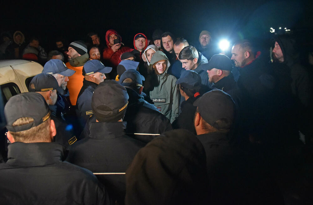 <p>Epilog dvomjesečnog protesta: policija u zoru &ldquo;očistila&rdquo; Botun, mašine krenule nakon privođenja 54 osobe, prepucavanja u vladajućoj većini</p>  <p>Knežević najavio izlazak iz &ldquo;krvave Vlade&rdquo;, Mandić kaže da je ugrožen mir, a Spajić tvrdi da je sve bilo civilizovano</p>  <p>Svi privedeni pušteni nakon izjava u policiji, ministarka saobraćaja iz DNP-a &ldquo;obišla&rdquo; mještane, ali bez komentara o blokiranim putevima i pruzi</p>
