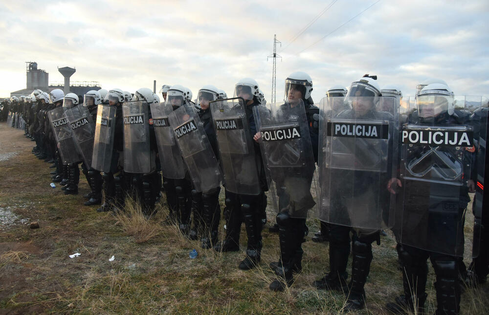 <p>Epilog dvomjesečnog protesta: policija u zoru &ldquo;očistila&rdquo; Botun, mašine krenule nakon privođenja 54 osobe, prepucavanja u vladajućoj većini</p>  <p>Knežević najavio izlazak iz &ldquo;krvave Vlade&rdquo;, Mandić kaže da je ugrožen mir, a Spajić tvrdi da je sve bilo civilizovano</p>  <p>Svi privedeni pušteni nakon izjava u policiji, ministarka saobraćaja iz DNP-a &ldquo;obišla&rdquo; mještane, ali bez komentara o blokiranim putevima i pruzi</p>