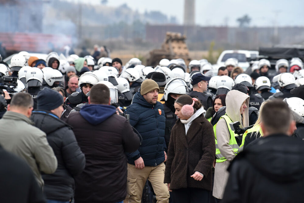 <p>Epilog dvomjesečnog protesta: policija u zoru &ldquo;očistila&rdquo; Botun, mašine krenule nakon privođenja 54 osobe, prepucavanja u vladajućoj većini</p>  <p>Knežević najavio izlazak iz &ldquo;krvave Vlade&rdquo;, Mandić kaže da je ugrožen mir, a Spajić tvrdi da je sve bilo civilizovano</p>  <p>Svi privedeni pušteni nakon izjava u policiji, ministarka saobraćaja iz DNP-a &ldquo;obišla&rdquo; mještane, ali bez komentara o blokiranim putevima i pruzi</p>
