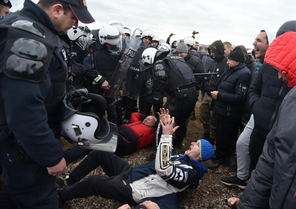 <p>Epilog dvomjesečnog protesta: policija u zoru &ldquo;očistila&rdquo; Botun, mašine krenule nakon privođenja 54 osobe, prepucavanja u vladajućoj većini</p>  <p>Knežević najavio izlazak iz &ldquo;krvave Vlade&rdquo;, Mandić kaže da je ugrožen mir, a Spajić tvrdi da je sve bilo civilizovano</p>  <p>Svi privedeni pušteni nakon izjava u policiji, ministarka saobraćaja iz DNP-a &ldquo;obišla&rdquo; mještane, ali bez komentara o blokiranim putevima i pruzi</p>