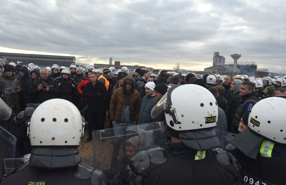 <p>Epilog dvomjesečnog protesta: policija u zoru &ldquo;očistila&rdquo; Botun, mašine krenule nakon privođenja 54 osobe, prepucavanja u vladajućoj većini</p>  <p>Knežević najavio izlazak iz &ldquo;krvave Vlade&rdquo;, Mandić kaže da je ugrožen mir, a Spajić tvrdi da je sve bilo civilizovano</p>  <p>Svi privedeni pušteni nakon izjava u policiji, ministarka saobraćaja iz DNP-a &ldquo;obišla&rdquo; mještane, ali bez komentara o blokiranim putevima i pruzi</p>