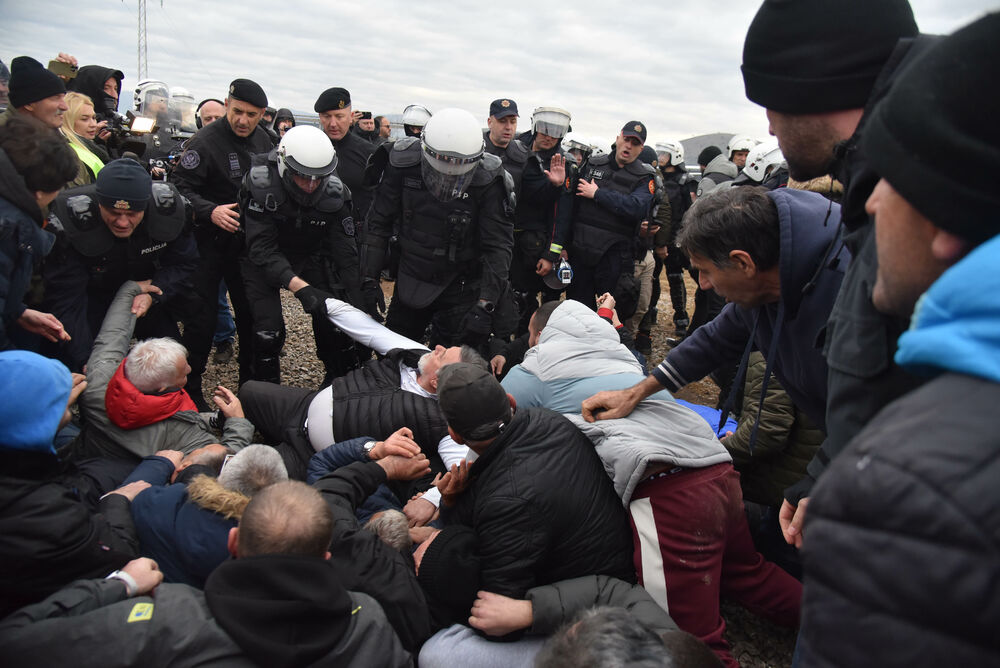 <p>Epilog dvomjesečnog protesta: policija u zoru &ldquo;očistila&rdquo; Botun, mašine krenule nakon privođenja 54 osobe, prepucavanja u vladajućoj većini</p>  <p>Knežević najavio izlazak iz &ldquo;krvave Vlade&rdquo;, Mandić kaže da je ugrožen mir, a Spajić tvrdi da je sve bilo civilizovano</p>  <p>Svi privedeni pušteni nakon izjava u policiji, ministarka saobraćaja iz DNP-a &ldquo;obišla&rdquo; mještane, ali bez komentara o blokiranim putevima i pruzi</p>