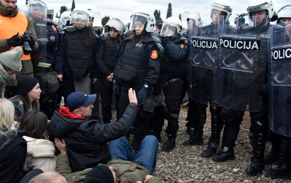 <p>Epilog dvomjesečnog protesta: policija u zoru &ldquo;očistila&rdquo; Botun, mašine krenule nakon privođenja 54 osobe, prepucavanja u vladajućoj većini</p>  <p>Knežević najavio izlazak iz &ldquo;krvave Vlade&rdquo;, Mandić kaže da je ugrožen mir, a Spajić tvrdi da je sve bilo civilizovano</p>  <p>Svi privedeni pušteni nakon izjava u policiji, ministarka saobraćaja iz DNP-a &ldquo;obišla&rdquo; mještane, ali bez komentara o blokiranim putevima i pruzi</p>