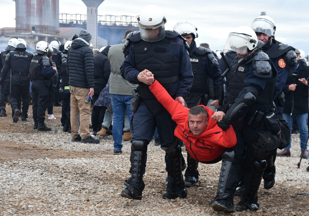 <p>Epilog dvomjesečnog protesta: policija u zoru &ldquo;očistila&rdquo; Botun, mašine krenule nakon privođenja 54 osobe, prepucavanja u vladajućoj većini</p>  <p>Knežević najavio izlazak iz &ldquo;krvave Vlade&rdquo;, Mandić kaže da je ugrožen mir, a Spajić tvrdi da je sve bilo civilizovano</p>  <p>Svi privedeni pušteni nakon izjava u policiji, ministarka saobraćaja iz DNP-a &ldquo;obišla&rdquo; mještane, ali bez komentara o blokiranim putevima i pruzi</p>