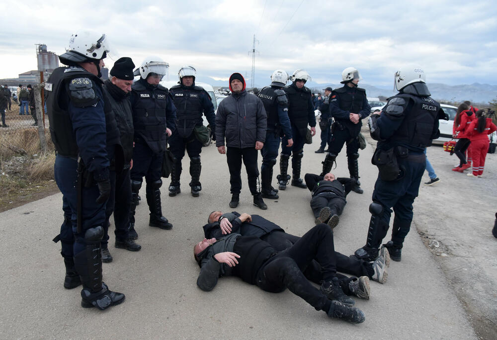 <p>Epilog dvomjesečnog protesta: policija u zoru &ldquo;očistila&rdquo; Botun, mašine krenule nakon privođenja 54 osobe, prepucavanja u vladajućoj većini</p>  <p>Knežević najavio izlazak iz &ldquo;krvave Vlade&rdquo;, Mandić kaže da je ugrožen mir, a Spajić tvrdi da je sve bilo civilizovano</p>  <p>Svi privedeni pušteni nakon izjava u policiji, ministarka saobraćaja iz DNP-a &ldquo;obišla&rdquo; mještane, ali bez komentara o blokiranim putevima i pruzi</p>
