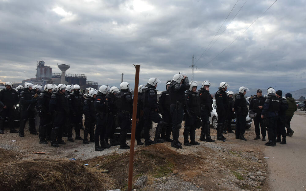 <p>Epilog dvomjesečnog protesta: policija u zoru &ldquo;očistila&rdquo; Botun, mašine krenule nakon privođenja 54 osobe, prepucavanja u vladajućoj većini</p>  <p>Knežević najavio izlazak iz &ldquo;krvave Vlade&rdquo;, Mandić kaže da je ugrožen mir, a Spajić tvrdi da je sve bilo civilizovano</p>  <p>Svi privedeni pušteni nakon izjava u policiji, ministarka saobraćaja iz DNP-a &ldquo;obišla&rdquo; mještane, ali bez komentara o blokiranim putevima i pruzi</p>