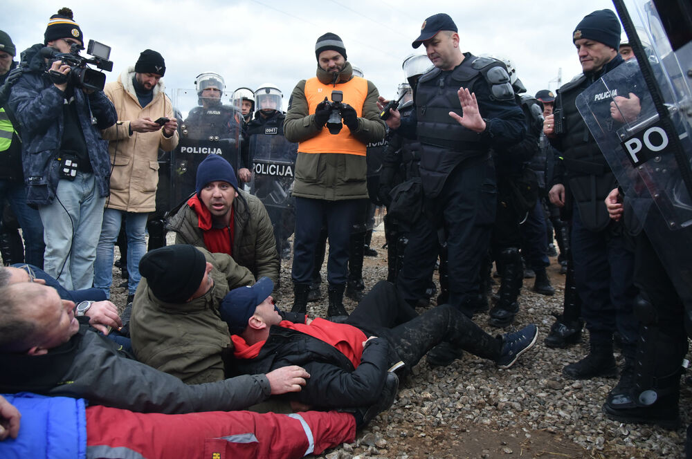 <p>Epilog dvomjesečnog protesta: policija u zoru &ldquo;očistila&rdquo; Botun, mašine krenule nakon privođenja 54 osobe, prepucavanja u vladajućoj većini</p>  <p>Knežević najavio izlazak iz &ldquo;krvave Vlade&rdquo;, Mandić kaže da je ugrožen mir, a Spajić tvrdi da je sve bilo civilizovano</p>  <p>Svi privedeni pušteni nakon izjava u policiji, ministarka saobraćaja iz DNP-a &ldquo;obišla&rdquo; mještane, ali bez komentara o blokiranim putevima i pruzi</p>
