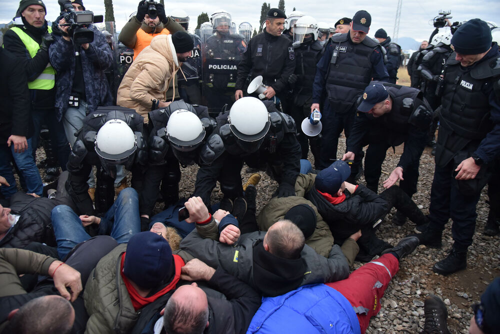 <p>Epilog dvomjesečnog protesta: policija u zoru &ldquo;očistila&rdquo; Botun, mašine krenule nakon privođenja 54 osobe, prepucavanja u vladajućoj većini</p>  <p>Knežević najavio izlazak iz &ldquo;krvave Vlade&rdquo;, Mandić kaže da je ugrožen mir, a Spajić tvrdi da je sve bilo civilizovano</p>  <p>Svi privedeni pušteni nakon izjava u policiji, ministarka saobraćaja iz DNP-a &ldquo;obišla&rdquo; mještane, ali bez komentara o blokiranim putevima i pruzi</p>
