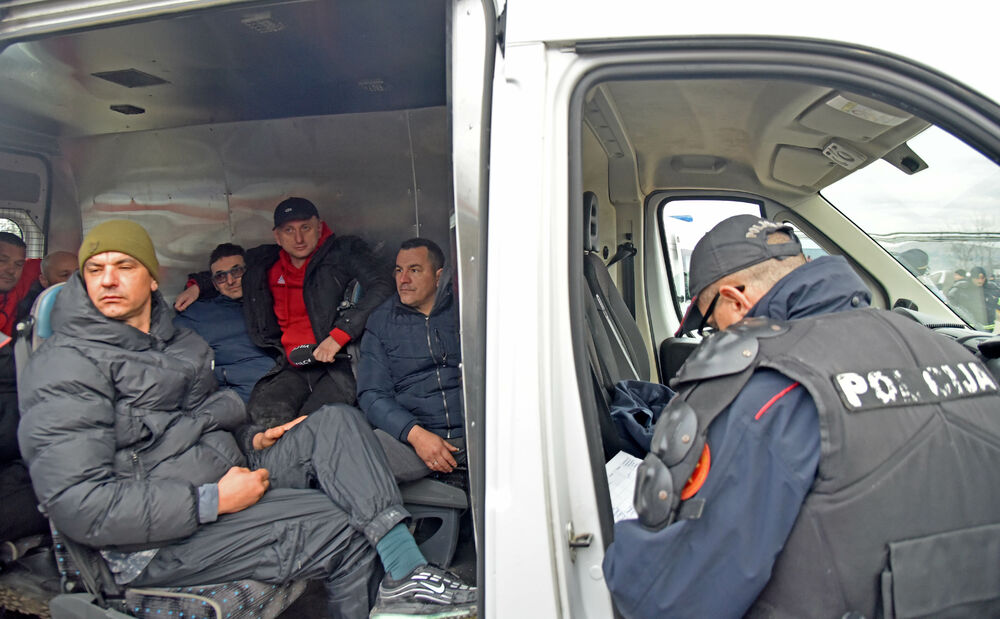 <p>Epilog dvomjesečnog protesta: policija u zoru &ldquo;očistila&rdquo; Botun, mašine krenule nakon privođenja 54 osobe, prepucavanja u vladajućoj većini</p>  <p>Knežević najavio izlazak iz &ldquo;krvave Vlade&rdquo;, Mandić kaže da je ugrožen mir, a Spajić tvrdi da je sve bilo civilizovano</p>  <p>Svi privedeni pušteni nakon izjava u policiji, ministarka saobraćaja iz DNP-a &ldquo;obišla&rdquo; mještane, ali bez komentara o blokiranim putevima i pruzi</p>