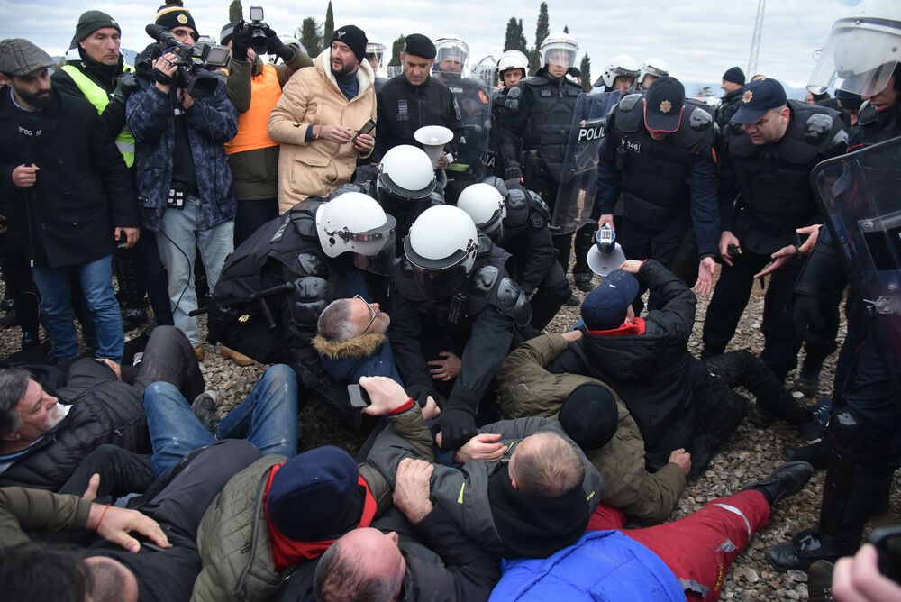<p>Epilog dvomjesečnog protesta: policija u zoru &ldquo;očistila&rdquo; Botun, mašine krenule nakon privođenja 54 osobe, prepucavanja u vladajućoj većini</p>  <p>Knežević najavio izlazak iz &ldquo;krvave Vlade&rdquo;, Mandić kaže da je ugrožen mir, a Spajić tvrdi da je sve bilo civilizovano</p>  <p>Svi privedeni pušteni nakon izjava u policiji, ministarka saobraćaja iz DNP-a &ldquo;obišla&rdquo; mještane, ali bez komentara o blokiranim putevima i pruzi</p>