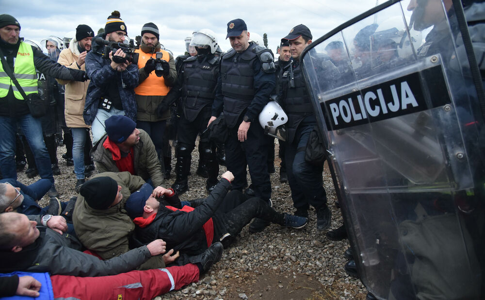 <p>Epilog dvomjesečnog protesta: policija u zoru &ldquo;očistila&rdquo; Botun, mašine krenule nakon privođenja 54 osobe, prepucavanja u vladajućoj većini</p>  <p>Knežević najavio izlazak iz &ldquo;krvave Vlade&rdquo;, Mandić kaže da je ugrožen mir, a Spajić tvrdi da je sve bilo civilizovano</p>  <p>Svi privedeni pušteni nakon izjava u policiji, ministarka saobraćaja iz DNP-a &ldquo;obišla&rdquo; mještane, ali bez komentara o blokiranim putevima i pruzi</p>