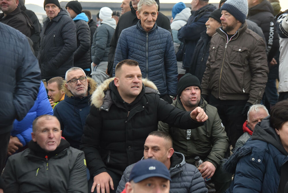 <p>Epilog dvomjesečnog protesta: policija u zoru &ldquo;očistila&rdquo; Botun, mašine krenule nakon privođenja 54 osobe, prepucavanja u vladajućoj većini</p>  <p>Knežević najavio izlazak iz &ldquo;krvave Vlade&rdquo;, Mandić kaže da je ugrožen mir, a Spajić tvrdi da je sve bilo civilizovano</p>  <p>Svi privedeni pušteni nakon izjava u policiji, ministarka saobraćaja iz DNP-a &ldquo;obišla&rdquo; mještane, ali bez komentara o blokiranim putevima i pruzi</p>