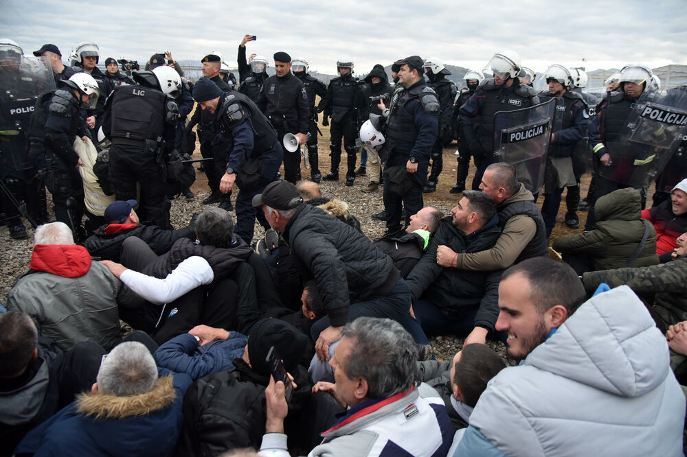 sa okupljanja građana koji se protive izgradnji postrojenja za prečiščavanje otpadnih voda u Botunu, Foto: Boris Pejović