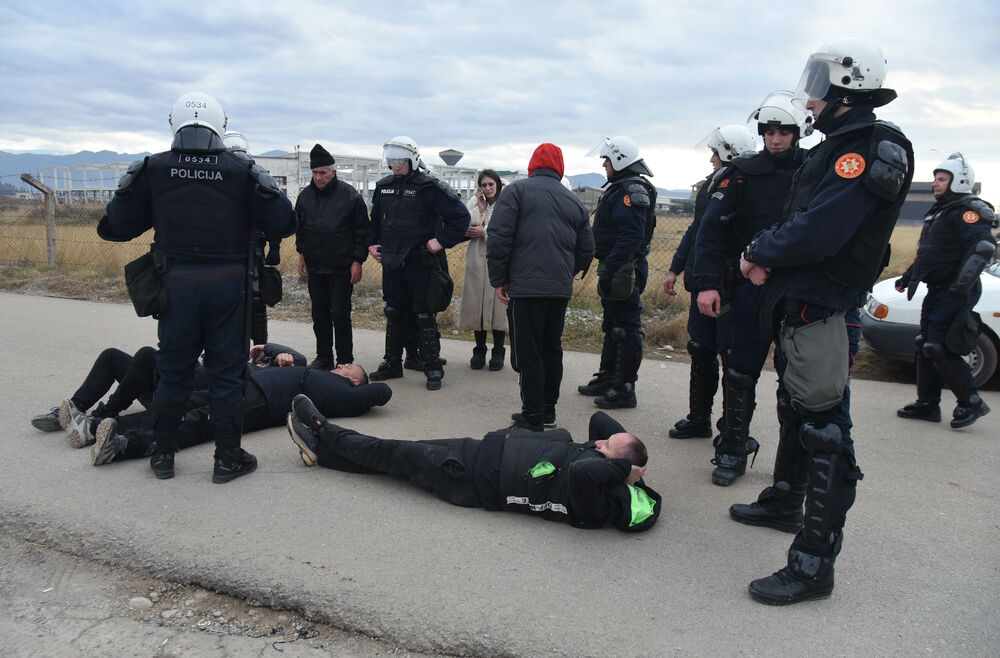 <p>Epilog dvomjesečnog protesta: policija u zoru &ldquo;očistila&rdquo; Botun, mašine krenule nakon privođenja 54 osobe, prepucavanja u vladajućoj većini</p>  <p>Knežević najavio izlazak iz &ldquo;krvave Vlade&rdquo;, Mandić kaže da je ugrožen mir, a Spajić tvrdi da je sve bilo civilizovano</p>  <p>Svi privedeni pušteni nakon izjava u policiji, ministarka saobraćaja iz DNP-a &ldquo;obišla&rdquo; mještane, ali bez komentara o blokiranim putevima i pruzi</p>