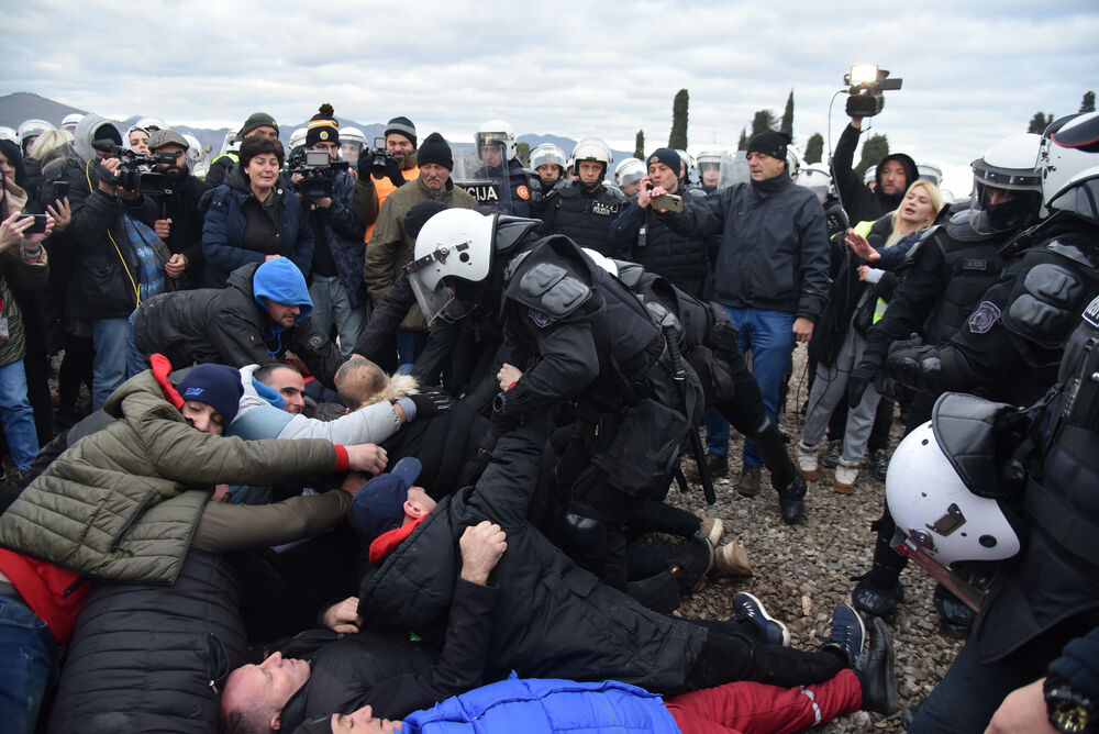 <p>Epilog dvomjesečnog protesta: policija u zoru &ldquo;očistila&rdquo; Botun, mašine krenule nakon privođenja 54 osobe, prepucavanja u vladajućoj većini</p>  <p>Knežević najavio izlazak iz &ldquo;krvave Vlade&rdquo;, Mandić kaže da je ugrožen mir, a Spajić tvrdi da je sve bilo civilizovano</p>  <p>Svi privedeni pušteni nakon izjava u policiji, ministarka saobraćaja iz DNP-a &ldquo;obišla&rdquo; mještane, ali bez komentara o blokiranim putevima i pruzi</p>