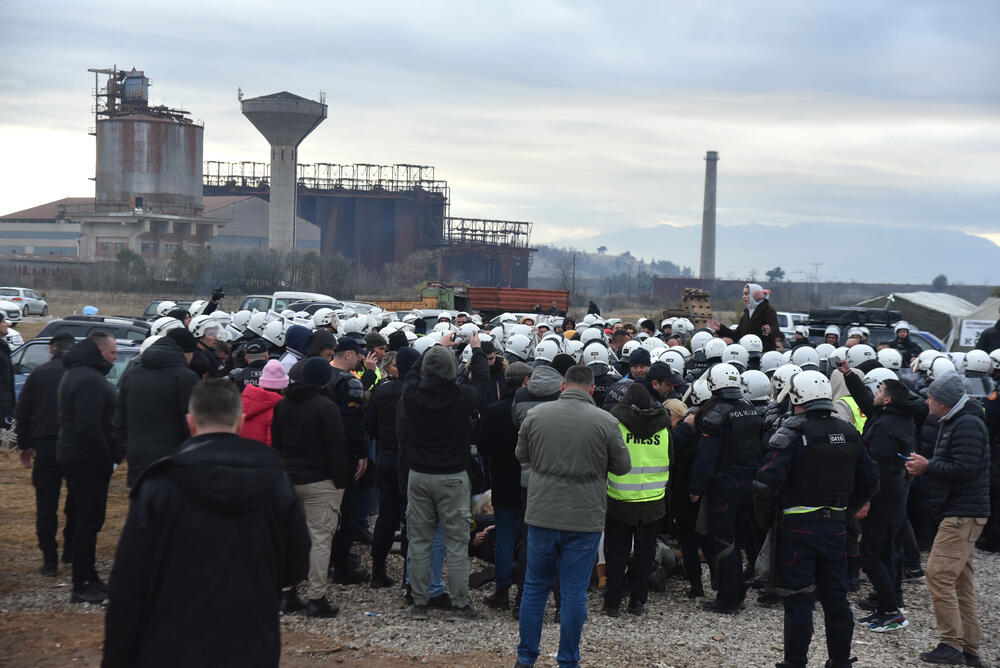 <p>Epilog dvomjesečnog protesta: policija u zoru &ldquo;očistila&rdquo; Botun, mašine krenule nakon privođenja 54 osobe, prepucavanja u vladajućoj većini</p>  <p>Knežević najavio izlazak iz &ldquo;krvave Vlade&rdquo;, Mandić kaže da je ugrožen mir, a Spajić tvrdi da je sve bilo civilizovano</p>  <p>Svi privedeni pušteni nakon izjava u policiji, ministarka saobraćaja iz DNP-a &ldquo;obišla&rdquo; mještane, ali bez komentara o blokiranim putevima i pruzi</p>