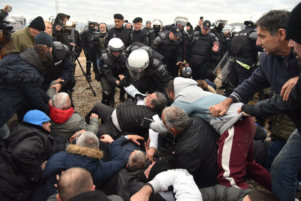 <p>Epilog dvomjesečnog protesta: policija u zoru &ldquo;očistila&rdquo; Botun, mašine krenule nakon privođenja 54 osobe, prepucavanja u vladajućoj većini</p>  <p>Knežević najavio izlazak iz &ldquo;krvave Vlade&rdquo;, Mandić kaže da je ugrožen mir, a Spajić tvrdi da je sve bilo civilizovano</p>  <p>Svi privedeni pušteni nakon izjava u policiji, ministarka saobraćaja iz DNP-a &ldquo;obišla&rdquo; mještane, ali bez komentara o blokiranim putevima i pruzi</p>