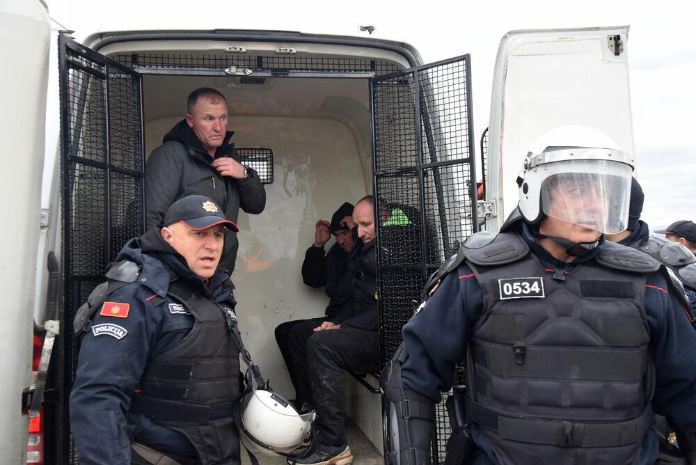 <p>Epilog dvomjesečnog protesta: policija u zoru &ldquo;očistila&rdquo; Botun, mašine krenule nakon privođenja 54 osobe, prepucavanja u vladajućoj većini</p>  <p>Knežević najavio izlazak iz &ldquo;krvave Vlade&rdquo;, Mandić kaže da je ugrožen mir, a Spajić tvrdi da je sve bilo civilizovano</p>  <p>Svi privedeni pušteni nakon izjava u policiji, ministarka saobraćaja iz DNP-a &ldquo;obišla&rdquo; mještane, ali bez komentara o blokiranim putevima i pruzi</p>