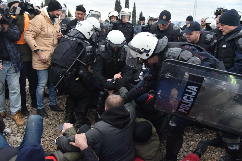 <p>Epilog dvomjesečnog protesta: policija u zoru &ldquo;očistila&rdquo; Botun, mašine krenule nakon privođenja 54 osobe, prepucavanja u vladajućoj većini</p>  <p>Knežević najavio izlazak iz &ldquo;krvave Vlade&rdquo;, Mandić kaže da je ugrožen mir, a Spajić tvrdi da je sve bilo civilizovano</p>  <p>Svi privedeni pušteni nakon izjava u policiji, ministarka saobraćaja iz DNP-a &ldquo;obišla&rdquo; mještane, ali bez komentara o blokiranim putevima i pruzi</p>
