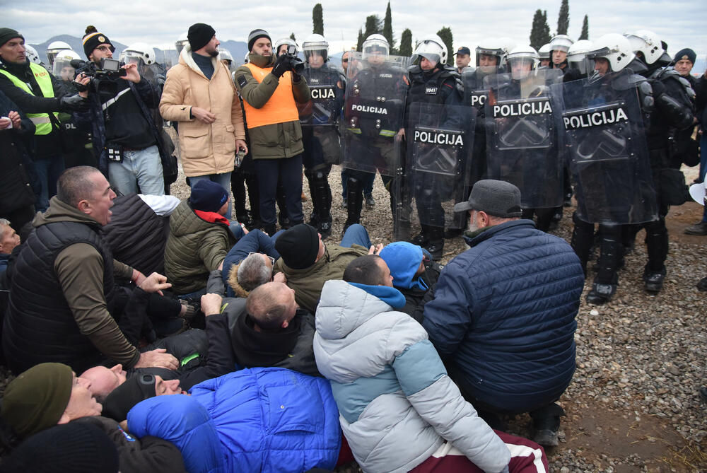 <p>Epilog dvomjesečnog protesta: policija u zoru &ldquo;očistila&rdquo; Botun, mašine krenule nakon privođenja 54 osobe, prepucavanja u vladajućoj većini</p>  <p>Knežević najavio izlazak iz &ldquo;krvave Vlade&rdquo;, Mandić kaže da je ugrožen mir, a Spajić tvrdi da je sve bilo civilizovano</p>  <p>Svi privedeni pušteni nakon izjava u policiji, ministarka saobraćaja iz DNP-a &ldquo;obišla&rdquo; mještane, ali bez komentara o blokiranim putevima i pruzi</p>