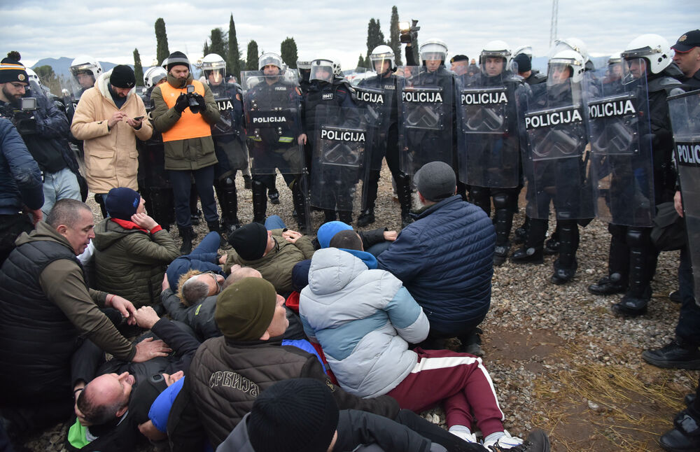 <p>Epilog dvomjesečnog protesta: policija u zoru &ldquo;očistila&rdquo; Botun, mašine krenule nakon privođenja 54 osobe, prepucavanja u vladajućoj većini</p>  <p>Knežević najavio izlazak iz &ldquo;krvave Vlade&rdquo;, Mandić kaže da je ugrožen mir, a Spajić tvrdi da je sve bilo civilizovano</p>  <p>Svi privedeni pušteni nakon izjava u policiji, ministarka saobraćaja iz DNP-a &ldquo;obišla&rdquo; mještane, ali bez komentara o blokiranim putevima i pruzi</p>