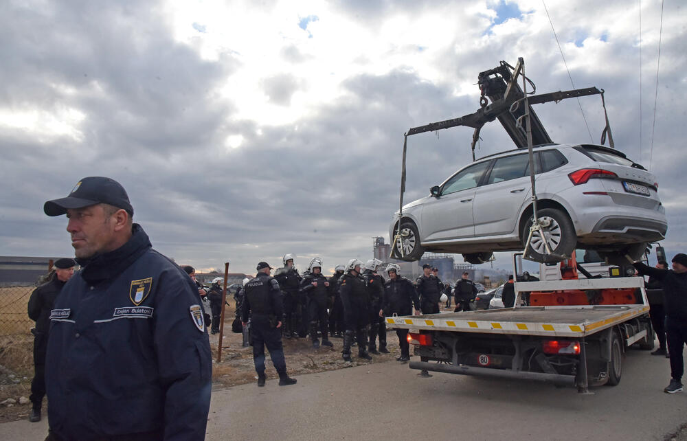 <p>Epilog dvomjesečnog protesta: policija u zoru &ldquo;očistila&rdquo; Botun, mašine krenule nakon privođenja 54 osobe, prepucavanja u vladajućoj većini</p>  <p>Knežević najavio izlazak iz &ldquo;krvave Vlade&rdquo;, Mandić kaže da je ugrožen mir, a Spajić tvrdi da je sve bilo civilizovano</p>  <p>Svi privedeni pušteni nakon izjava u policiji, ministarka saobraćaja iz DNP-a &ldquo;obišla&rdquo; mještane, ali bez komentara o blokiranim putevima i pruzi</p>