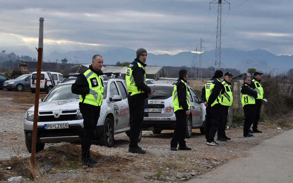 <p>Epilog dvomjesečnog protesta: policija u zoru &ldquo;očistila&rdquo; Botun, mašine krenule nakon privođenja 54 osobe, prepucavanja u vladajućoj većini</p>  <p>Knežević najavio izlazak iz &ldquo;krvave Vlade&rdquo;, Mandić kaže da je ugrožen mir, a Spajić tvrdi da je sve bilo civilizovano</p>  <p>Svi privedeni pušteni nakon izjava u policiji, ministarka saobraćaja iz DNP-a &ldquo;obišla&rdquo; mještane, ali bez komentara o blokiranim putevima i pruzi</p>