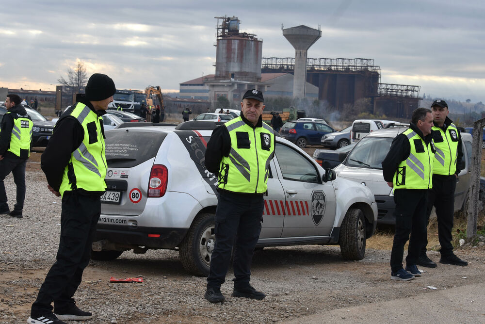 <p>Epilog dvomjesečnog protesta: policija u zoru &ldquo;očistila&rdquo; Botun, mašine krenule nakon privođenja 54 osobe, prepucavanja u vladajućoj većini</p>  <p>Knežević najavio izlazak iz &ldquo;krvave Vlade&rdquo;, Mandić kaže da je ugrožen mir, a Spajić tvrdi da je sve bilo civilizovano</p>  <p>Svi privedeni pušteni nakon izjava u policiji, ministarka saobraćaja iz DNP-a &ldquo;obišla&rdquo; mještane, ali bez komentara o blokiranim putevima i pruzi</p>