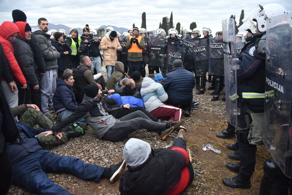 <p>Epilog dvomjesečnog protesta: policija u zoru &ldquo;očistila&rdquo; Botun, mašine krenule nakon privođenja 54 osobe, prepucavanja u vladajućoj većini</p>  <p>Knežević najavio izlazak iz &ldquo;krvave Vlade&rdquo;, Mandić kaže da je ugrožen mir, a Spajić tvrdi da je sve bilo civilizovano</p>  <p>Svi privedeni pušteni nakon izjava u policiji, ministarka saobraćaja iz DNP-a &ldquo;obišla&rdquo; mještane, ali bez komentara o blokiranim putevima i pruzi</p>