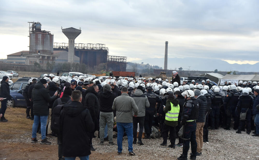 <p>Epilog dvomjesečnog protesta: policija u zoru &ldquo;očistila&rdquo; Botun, mašine krenule nakon privođenja 54 osobe, prepucavanja u vladajućoj većini</p>  <p>Knežević najavio izlazak iz &ldquo;krvave Vlade&rdquo;, Mandić kaže da je ugrožen mir, a Spajić tvrdi da je sve bilo civilizovano</p>  <p>Svi privedeni pušteni nakon izjava u policiji, ministarka saobraćaja iz DNP-a &ldquo;obišla&rdquo; mještane, ali bez komentara o blokiranim putevima i pruzi</p>