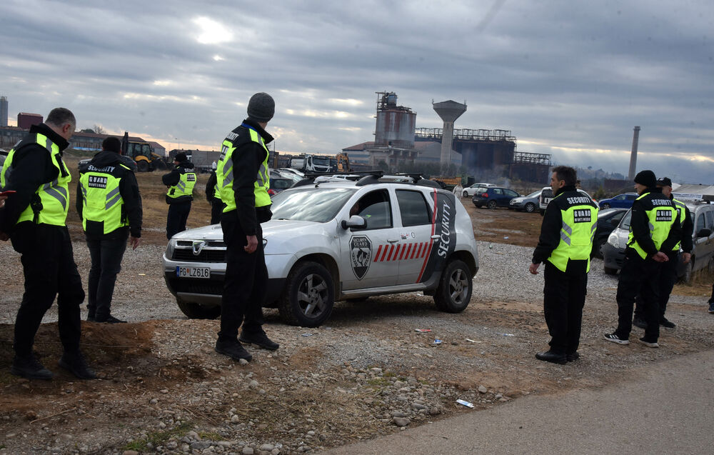 <p>Epilog dvomjesečnog protesta: policija u zoru &ldquo;očistila&rdquo; Botun, mašine krenule nakon privođenja 54 osobe, prepucavanja u vladajućoj većini</p>  <p>Knežević najavio izlazak iz &ldquo;krvave Vlade&rdquo;, Mandić kaže da je ugrožen mir, a Spajić tvrdi da je sve bilo civilizovano</p>  <p>Svi privedeni pušteni nakon izjava u policiji, ministarka saobraćaja iz DNP-a &ldquo;obišla&rdquo; mještane, ali bez komentara o blokiranim putevima i pruzi</p>