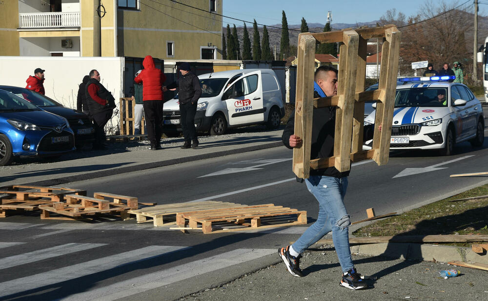 <p>Saobraćajnica prema aerodromu i dalje blokirana</p>