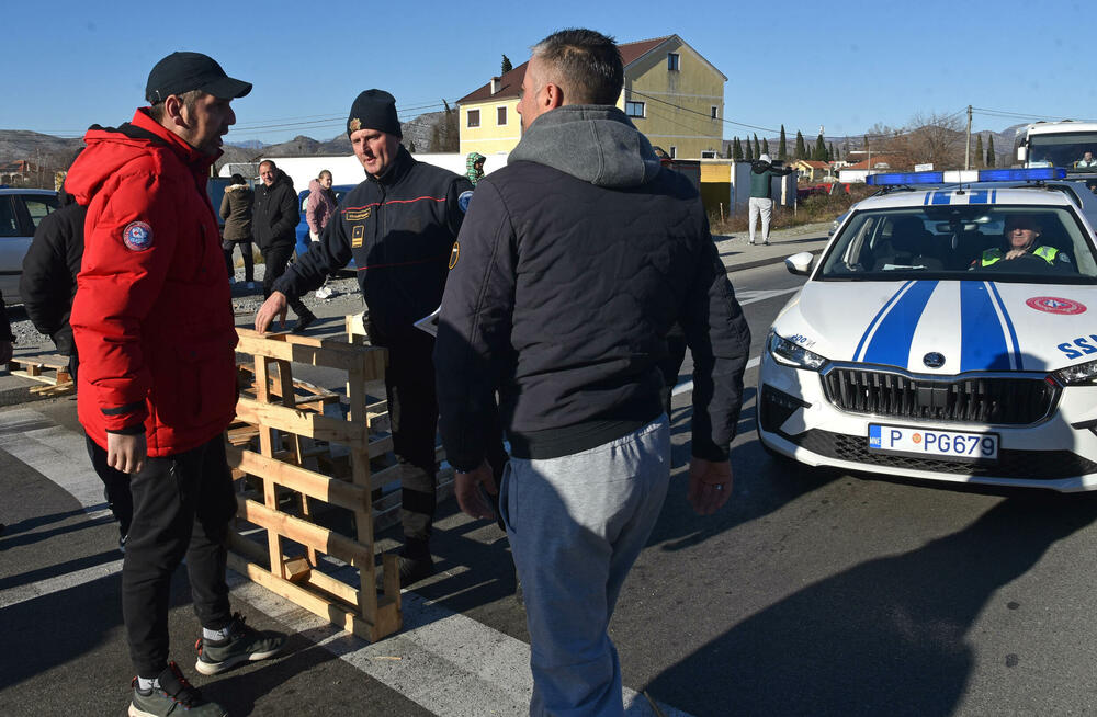 <p>Saobraćajnica prema aerodromu i dalje blokirana</p>