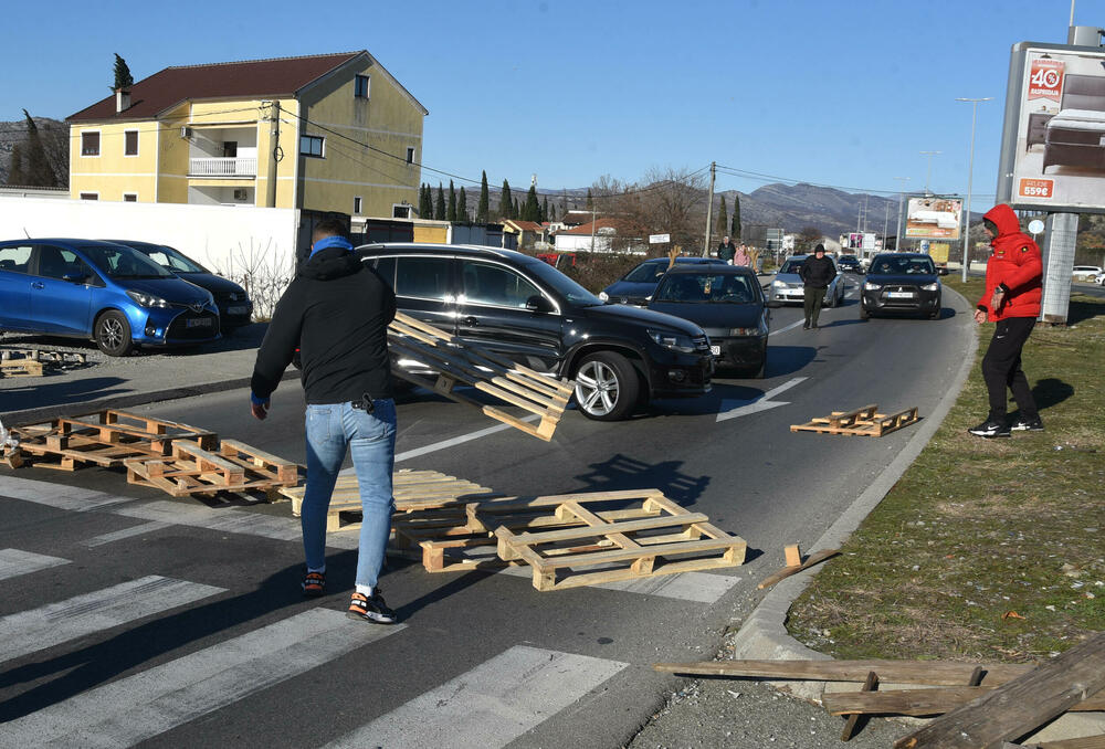 <p>Saobraćajnica prema aerodromu i dalje blokirana</p>