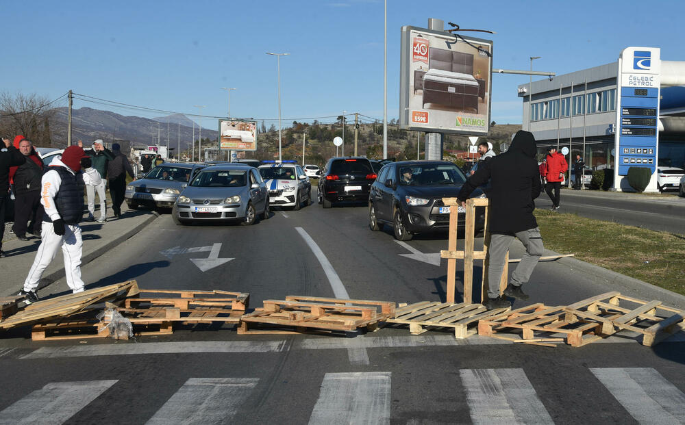 <p>Saobraćajnica prema aerodromu i dalje blokirana</p>