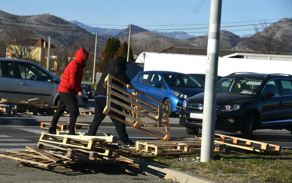 <p>Saobraćajnica prema aerodromu i dalje blokirana</p>