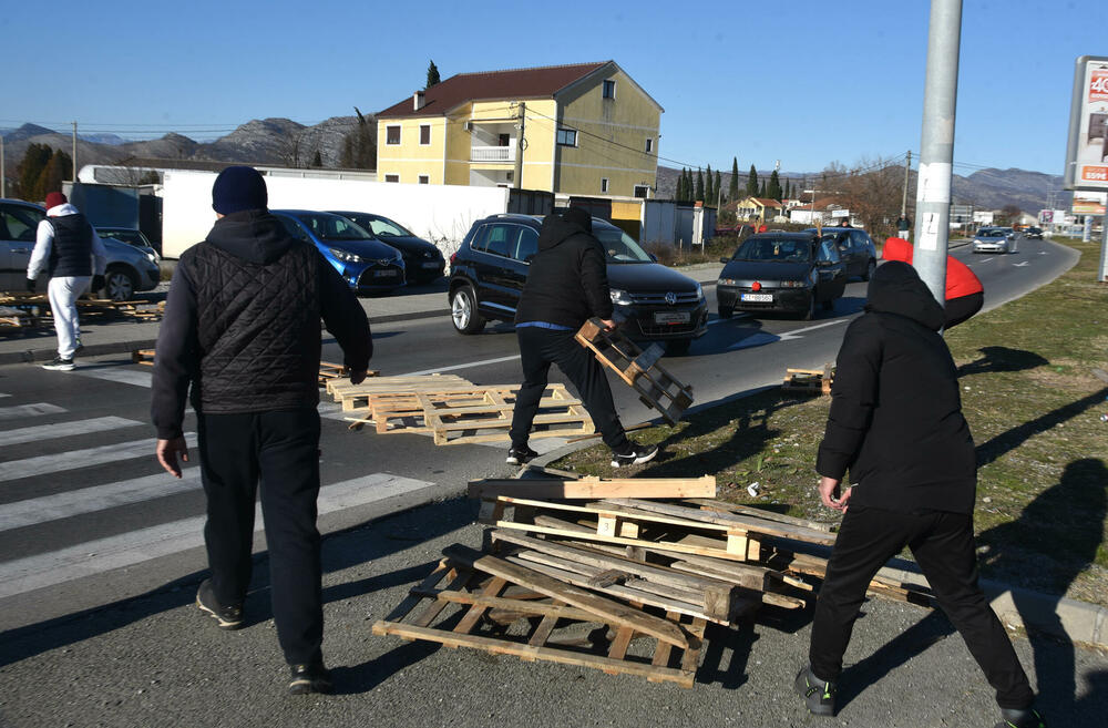 <p>Saobraćajnica prema aerodromu i dalje blokirana</p>