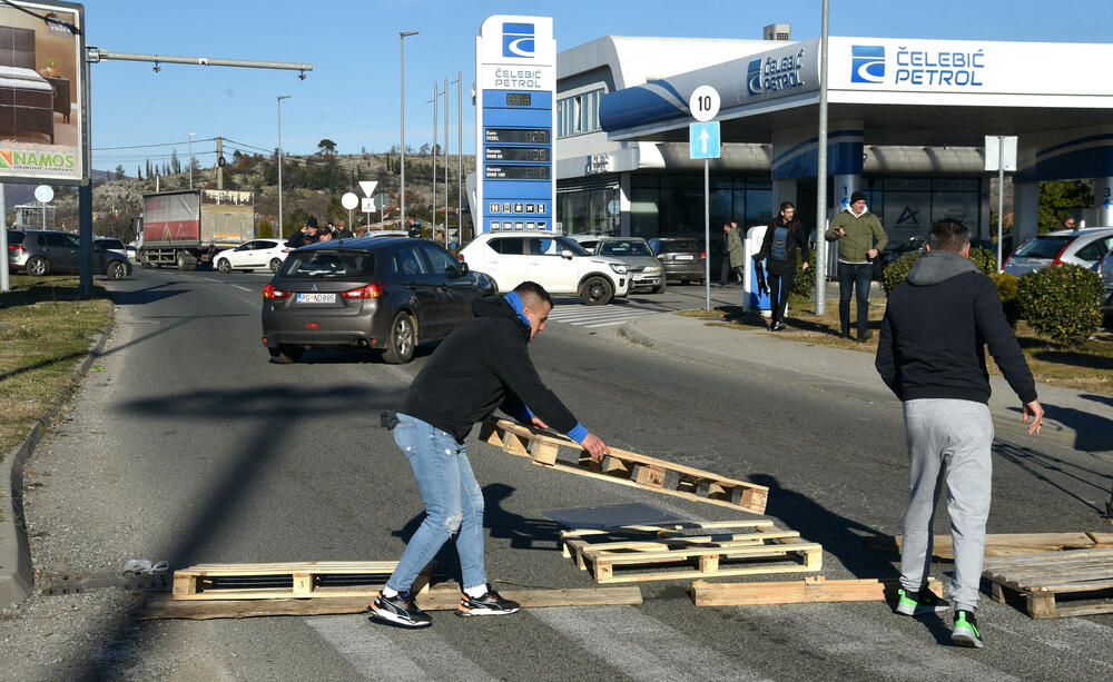 <p>Saobraćajnica prema aerodromu i dalje blokirana</p>
