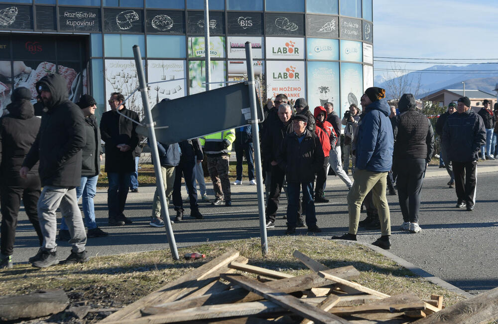 <p>Saobraćajnica prema aerodromu i dalje blokirana</p>