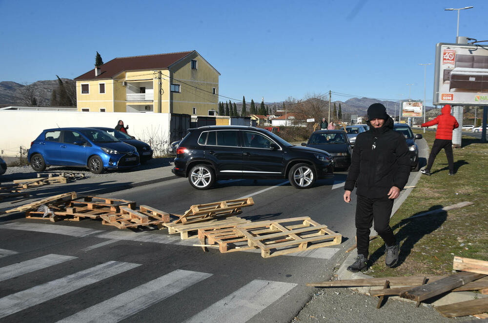 <p>Saobraćajnica prema aerodromu i dalje blokirana</p>