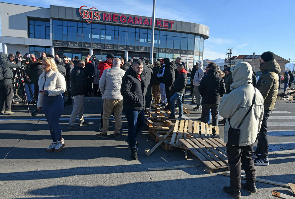 <p>Saobraćajnica prema aerodromu i dalje blokirana</p>
