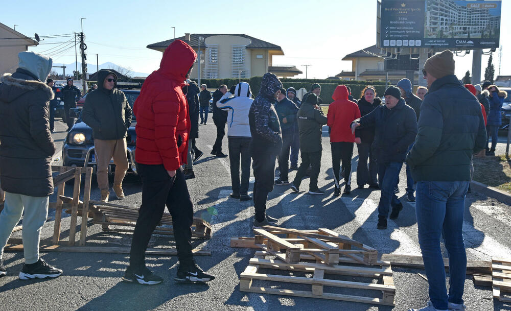 <p>Saobraćajnica prema aerodromu i dalje blokirana</p>