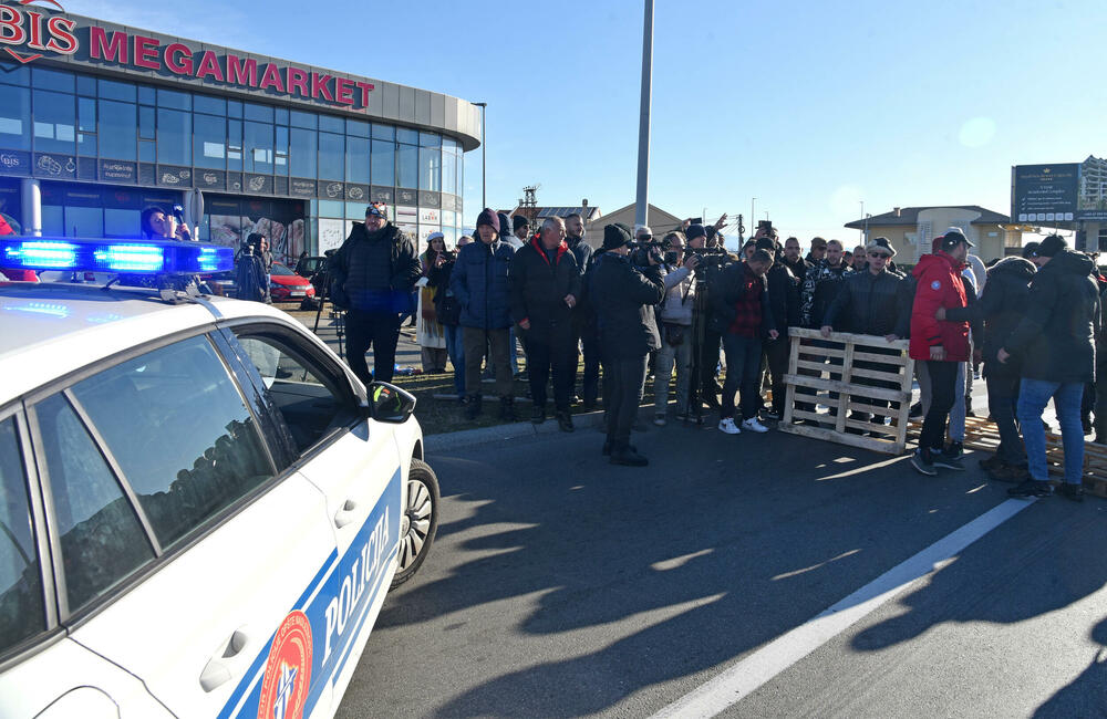 <p>Saobraćajnica prema aerodromu i dalje blokirana</p>