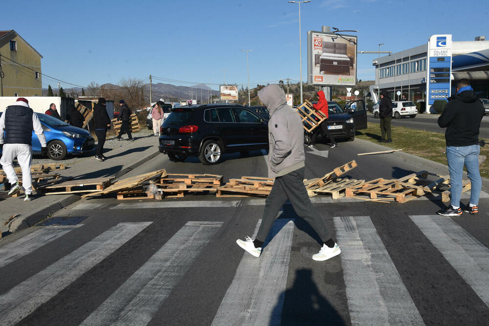 <p>Saobraćajnica prema aerodromu i dalje blokirana</p>