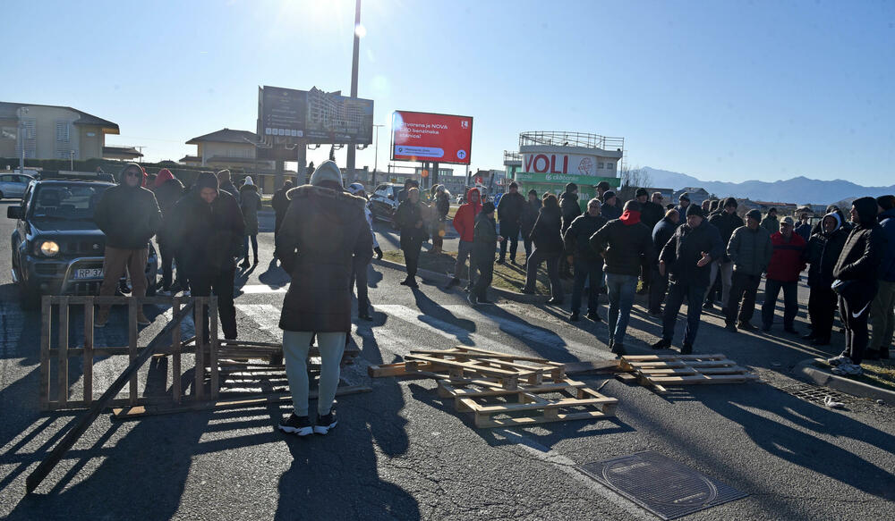 <p>Saobraćajnica prema aerodromu i dalje blokirana</p>